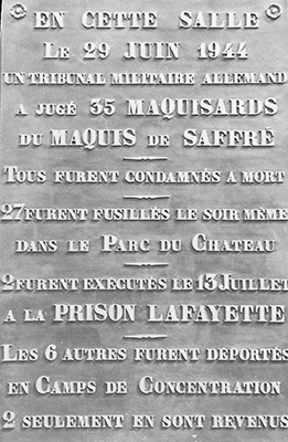 Plaque apposée dans la salle du procès au Château de la Bouvardière